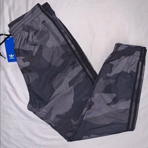 Adidas woman camp woven pants/joggers